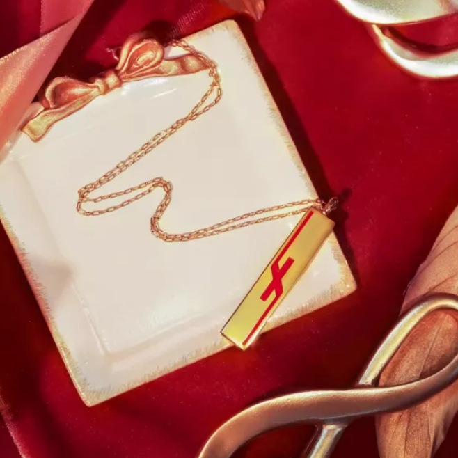 Collier pendentif lettre rouge - Party Games Simple avis et prix